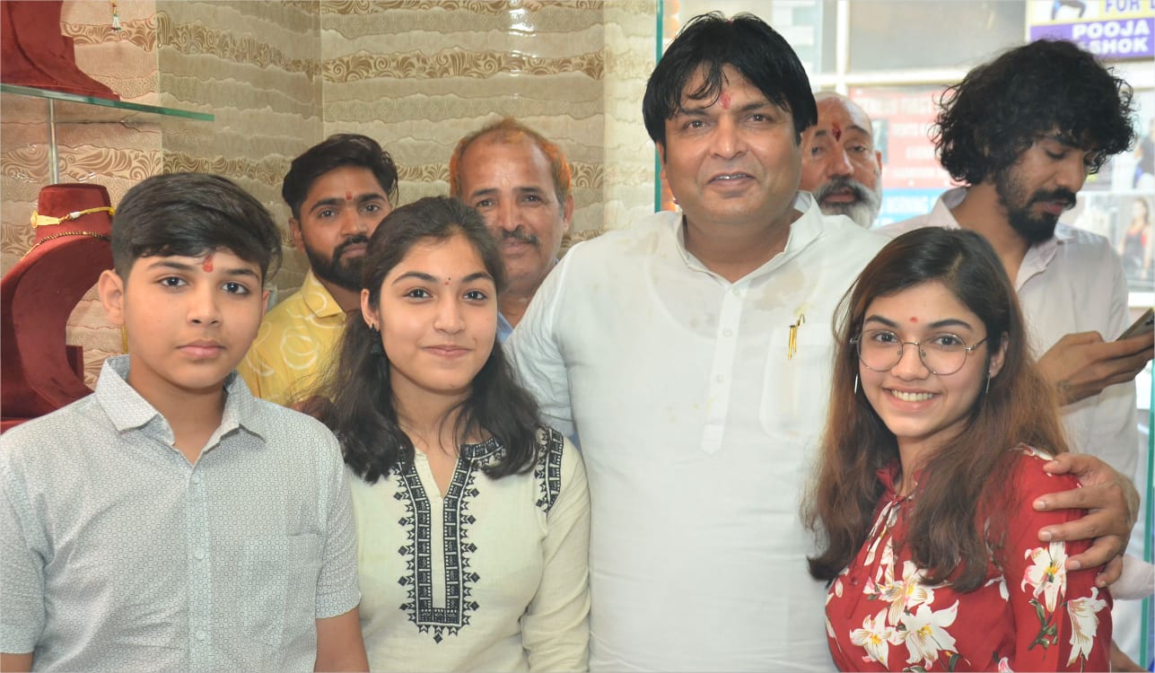 देवतुल्य जनता का ये प्रेम सिर-आंखों पर